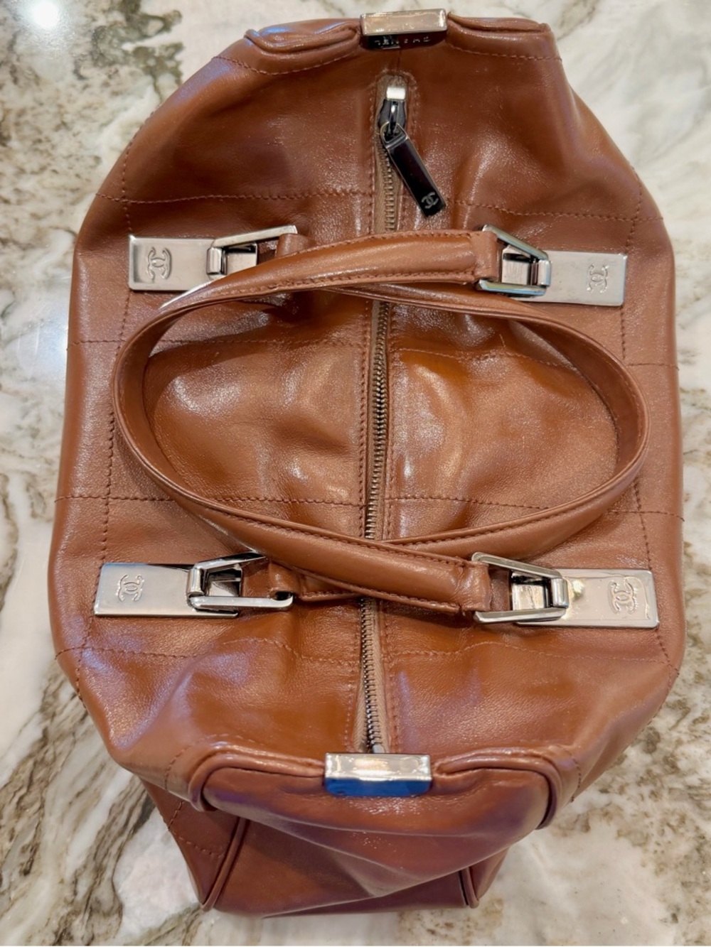 ✨CHANEL Chocolate Bar Brown Quilted Leather Duffel Bag with Silver Hardware - Picture 4 of 17